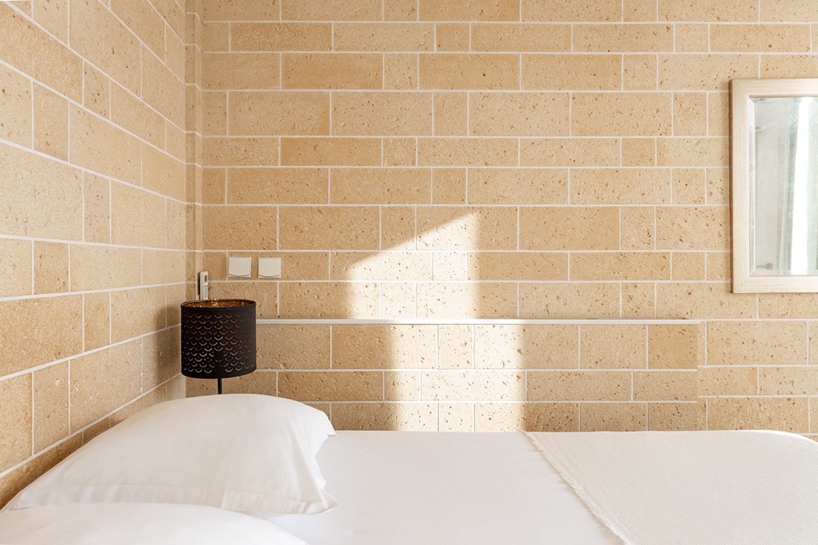 Détail du lit double dans la chambre de l’Appartement familial