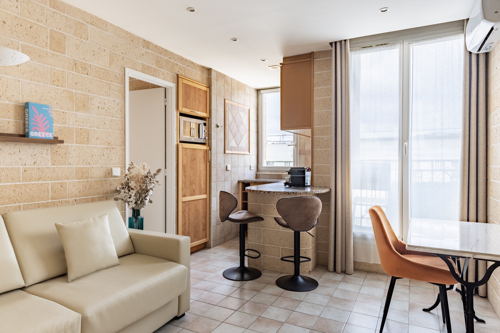 Séjour et cuisine de l’Appartement familial deux pièces