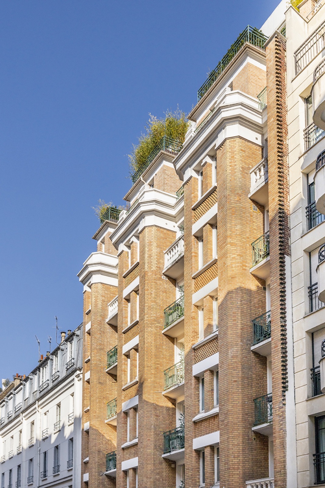 Entrée et façade de la Résidence Courcelle, au 4 rue Édouard-Vaillant