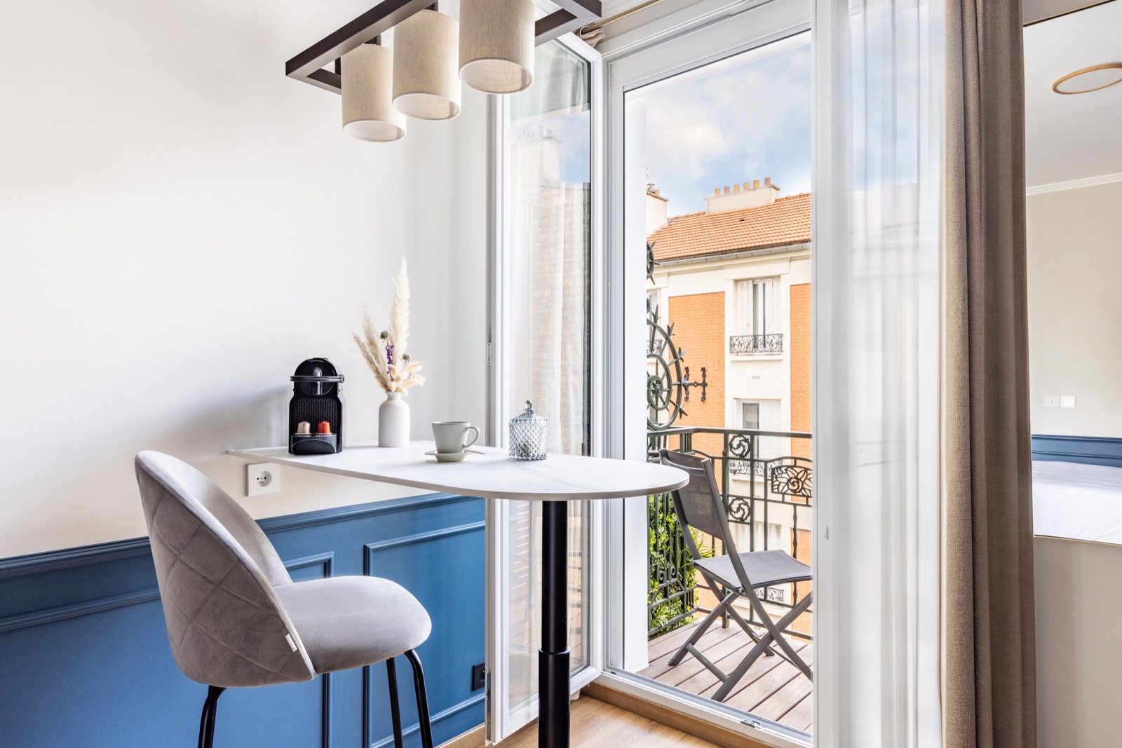 Coin repas près du balcon du Studio Cosy