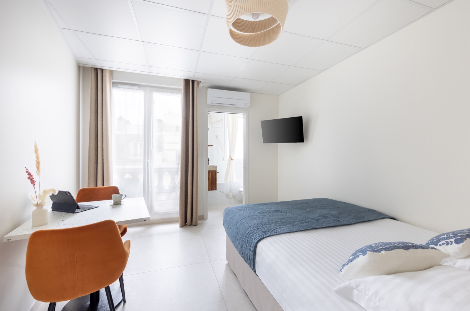 Chambre et espace bureau du Studio Familial Supérieur Balcon