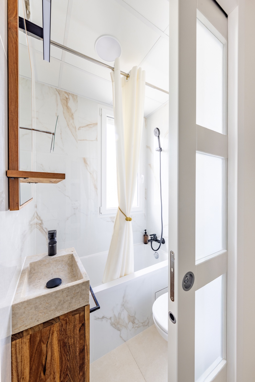 Salle de bain avec baignoire du Studio Familial Supérieur Balcon