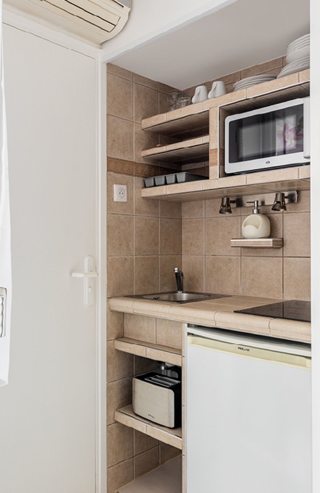 Kitchenette du Studio Standard avec plaques, micro-ondes et réfrigérateur