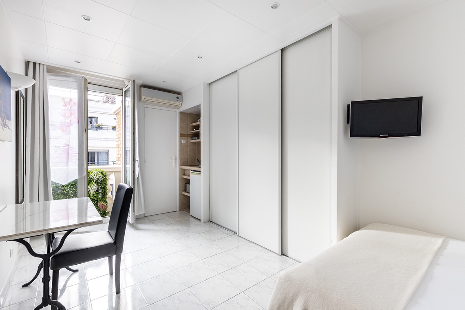 Pièce de vie du Studio Standard avec lit, table et kitchenette