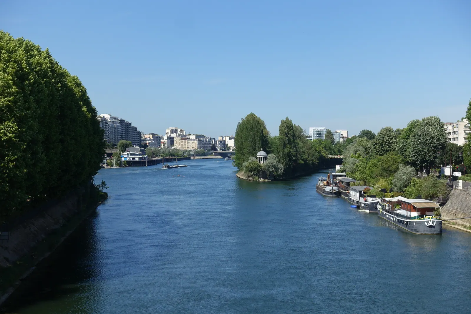 La Seine et la pointe sud de l’île de la Jatte, avec le Temple de l’Amour entre les arbres