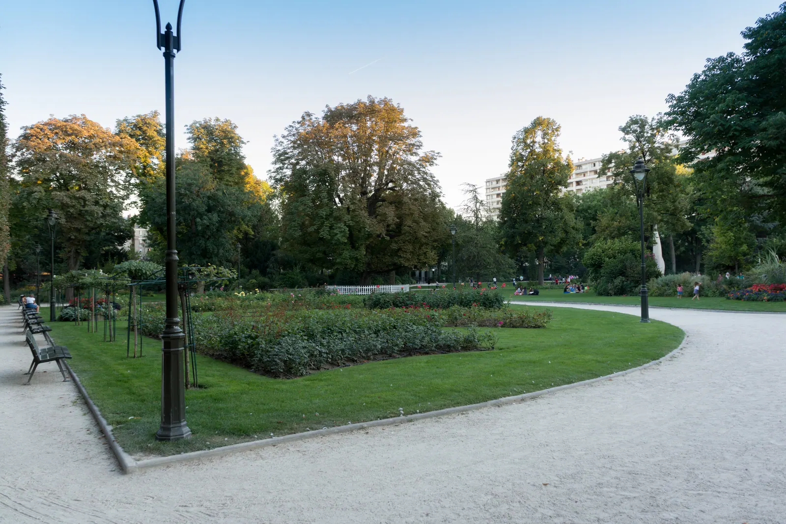 Les allées, les pelouses et les massifs fleuris du parc de la Planchette à Levallois-Perret