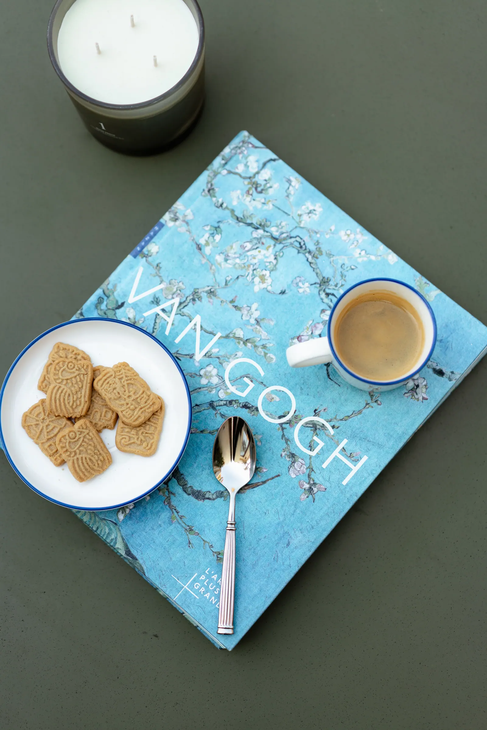 Un café et quelques biscuits sur une table de la Résidence Courcelle