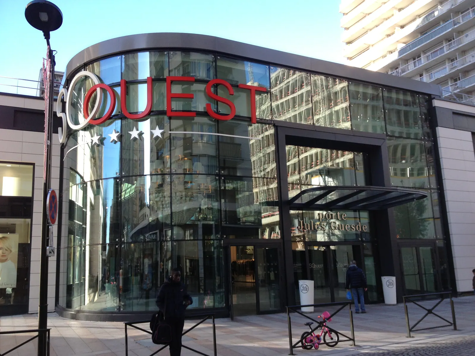 La façade vitrée du centre commercial So Ouest et son entrée piétonne porte Jules-Guesde